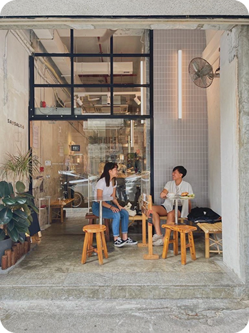 Mikael at a café in conversation